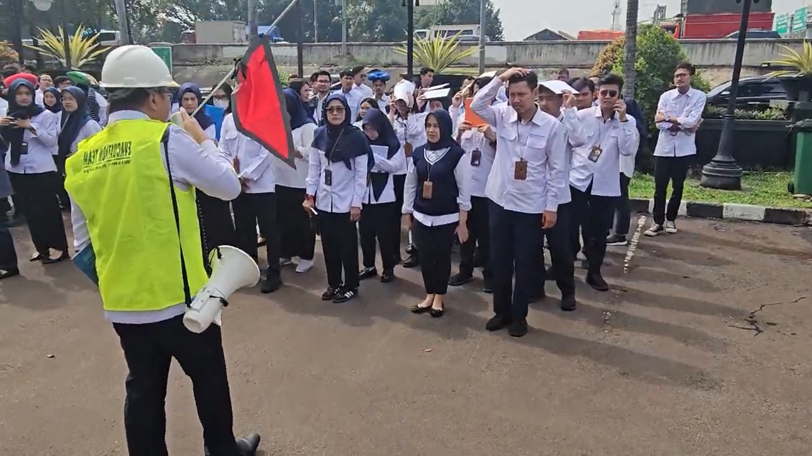 jasa-raharja-gelar-simulasi-gempa-bumi-untuk-tingkatkan-kesiapsiagaan-karyawa